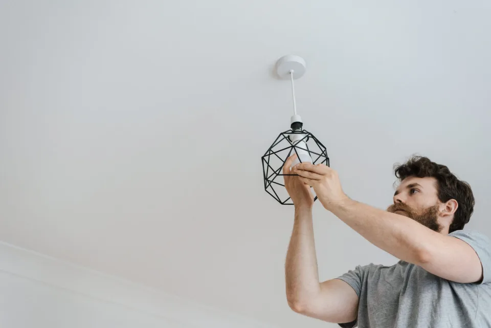 Thợ và nhân viên tại xưởng